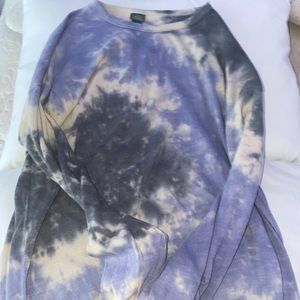 It’s very oversized- Fits up to Large